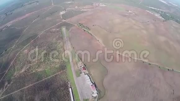 专业跳伞运动员在空中跳伞自然肾上腺素航班视频的预览图