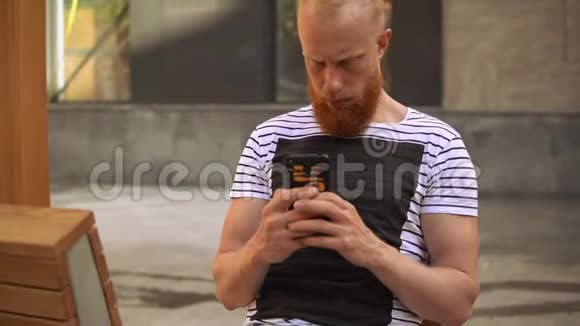 男性在户外移动短信视频的预览图
