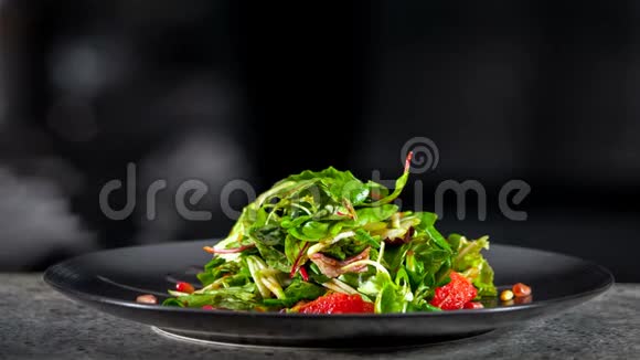 新鲜的绿生菜沙拉和石榴视频的预览图