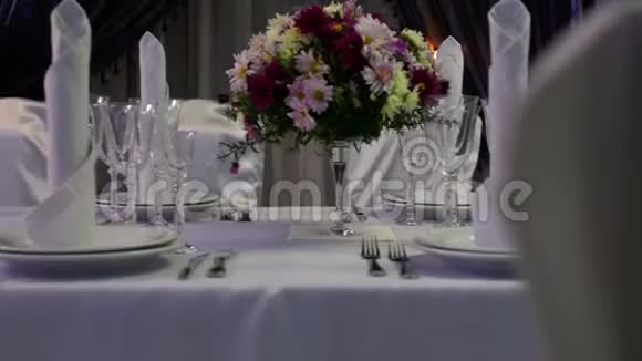 餐厅内白色餐具滑块射击视频的预览图