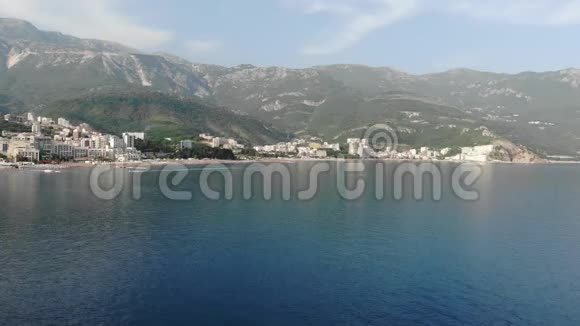 从黑山的海洋看Rafailovici和Becici村视频的预览图