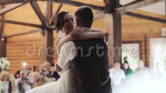年轻美丽的新娘和新郎在婚礼上跳舞感觉快乐视频的预览图