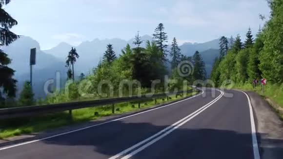 从弯弯曲曲的汽车路上眺望塔特拉山视频的预览图