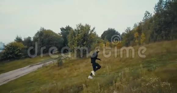 跑步者在越野小路上快速上坡无人机侧视集中运动员运动员实现人生目标视频的预览图