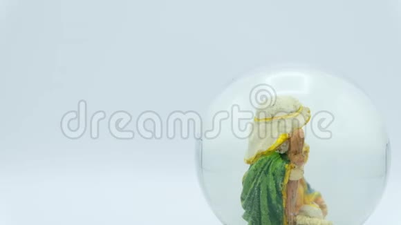 白色背景下玻璃球内的圣诞节耶稣诞生场景剩下的复制空间视频的预览图