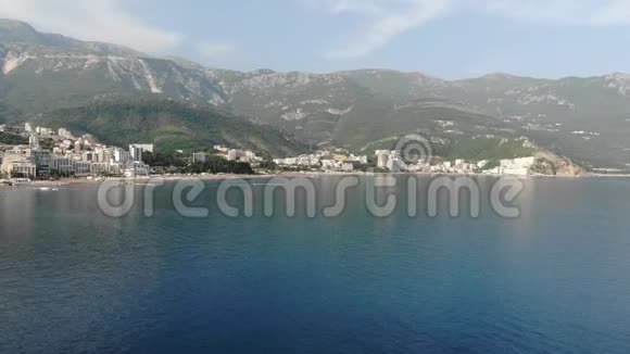 从黑山的海洋看Rafailovici和Becici村视频的预览图