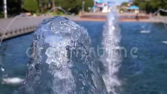以180fps的速度缓慢移动的喷泉特写喷水飞溅视频的预览图