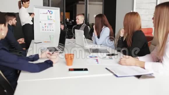 女人在现代办公室做新想法的演讲视频的预览图