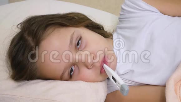 病童体温计画像病女卧床悲童受寒视频的预览图