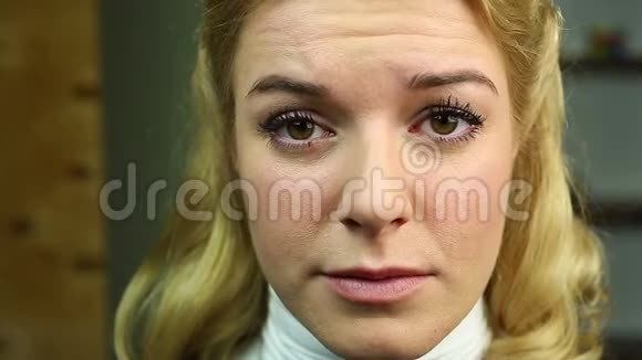 美丽的金发女人哭泣特写健康问题过敏抑郁视频的预览图