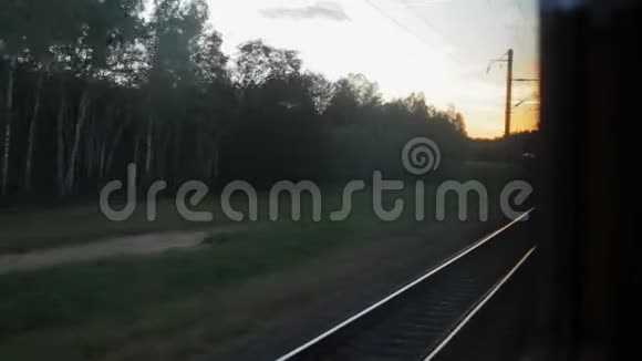 从车窗上看在铁路转弯处你可以看到火车的开始视频的预览图