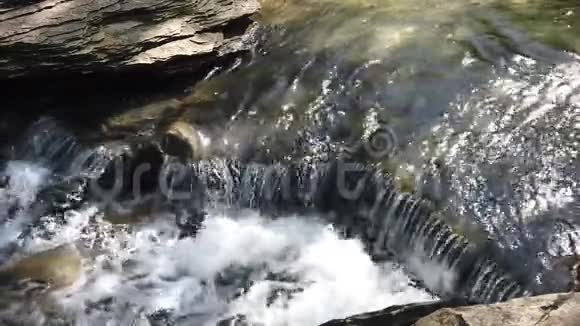 缓慢运动的水落在岩石上视频的预览图