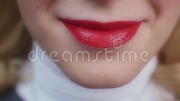 情绪化的女士微笑着享受生活红色口红完美的化妆视频的预览图