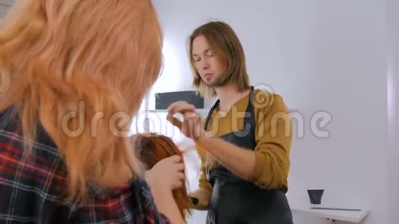两家专业美发店烘干客户头发视频的预览图