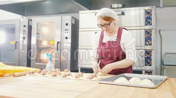 成人和蔼的微笑女人在面包店烤蛋糕视频的预览图