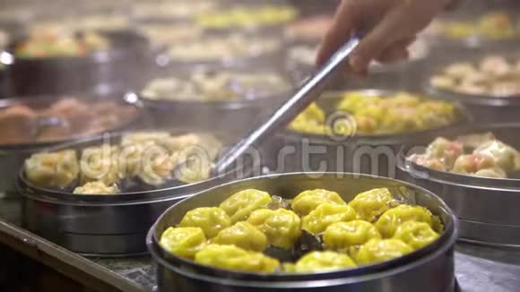 台湾亚洲街食品市场4K售卖商卖饺子及少麦视频的预览图