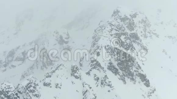 令人惊叹的空中拍摄格鲁吉亚雪山4k视频的预览图