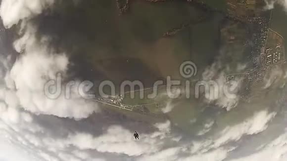 跳伞员在绿色的田野上打开降落伞极端活动肾上腺素视频的预览图