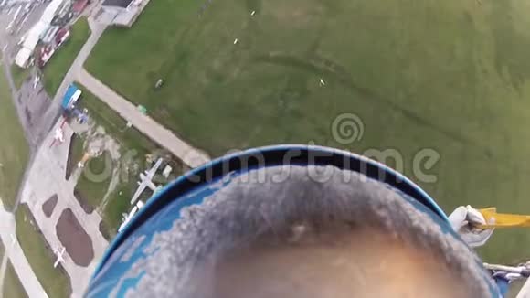 跳伞者在绿色田野上空跳伞极端活动着陆视频的预览图