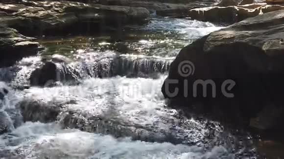 缓慢运动的水落在岩石上视频的预览图