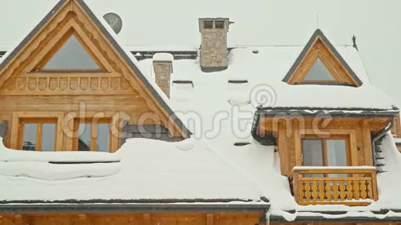 一个木制高地人房子和降雪的景色视频的预览图