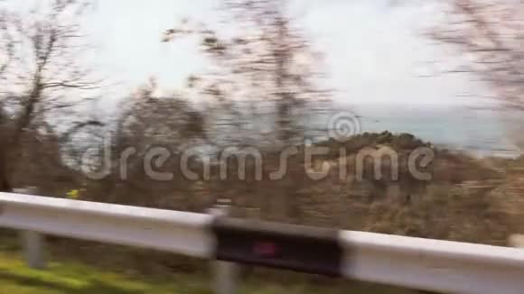 沿着海岸的秋季旅行视频的预览图