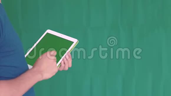 儿童使用带有绿色屏幕的数字平板电脑视频的预览图