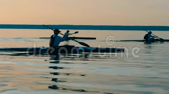 划桨者正沿着河皮划视频的预览图