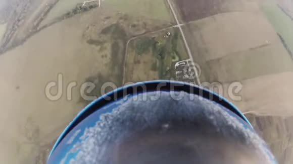 跳伞员跳伞降落在绿色陆地上空极限运动肾上腺素视频的预览图