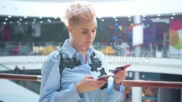 闭手持信用卡室内使用手机智能手机网上购物女人快乐视频的预览图