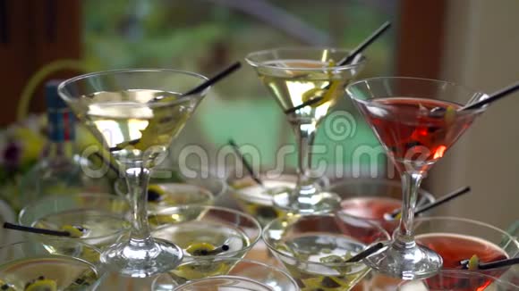 酒精乐园摆满马提尼的眼镜在桌子上杯子里的酒又红又黄已确定视频的预览图