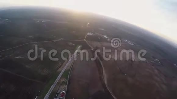 专业跳伞运动员在空中跳伞地平线日落身高视频的预览图