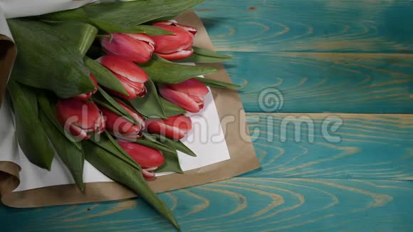 一张是的留言条和郁金香花束在木桌上的俯视图夫妻关系的概念情人节视频的预览图