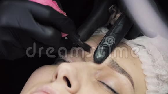 掌握在黑色手套填充形状的眉毛绘制在皮肤上的模型视频的预览图