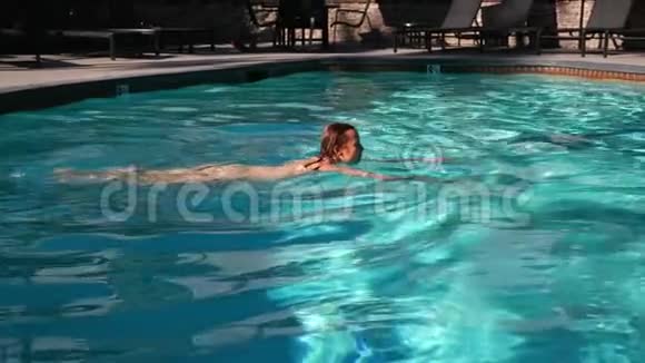 女人正在游泳池里游泳视频的预览图