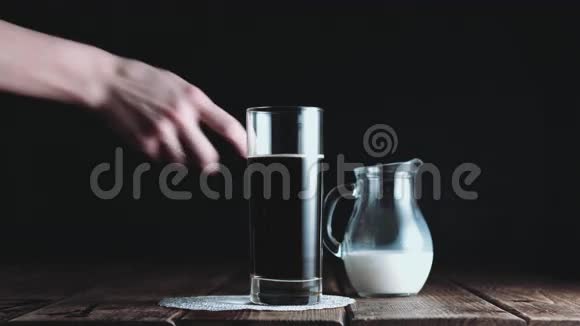 一杯咖啡和牛奶混合视频的预览图