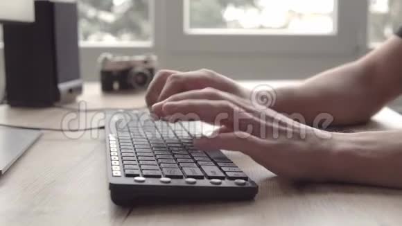 年轻人在键盘上打字然后使用手机智能手机和打字混乱自由职业者摄影师视频的预览图