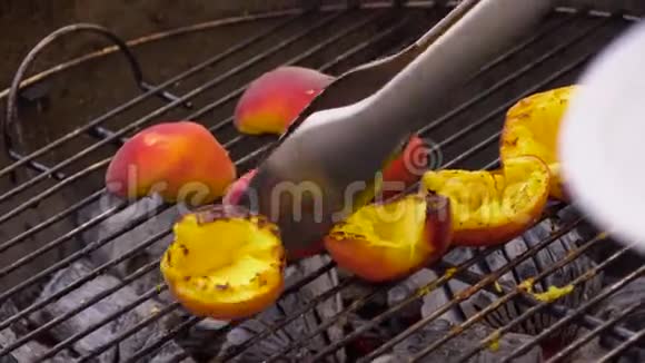 烤架上的桃子夏天做饭在烤架上煮桃子视频的预览图