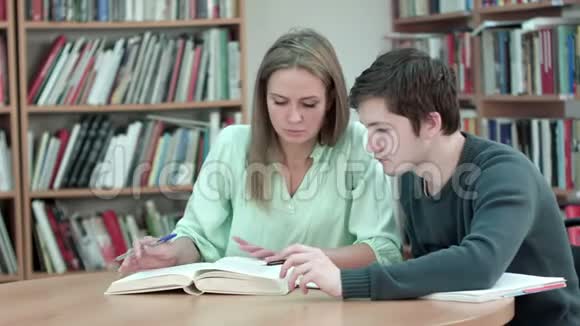 两个青少年在图书馆学习视频的预览图