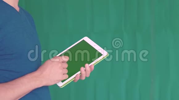 儿童使用带有绿色屏幕的数字平板电脑视频的预览图