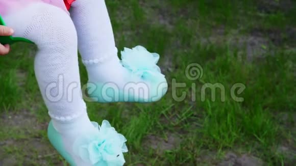 婴儿的脚是带蝴蝶结的绿松石鞋视频的预览图