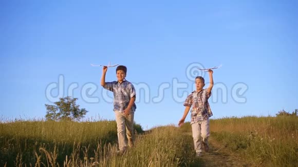 两个男孩在山上坐飞机视频的预览图