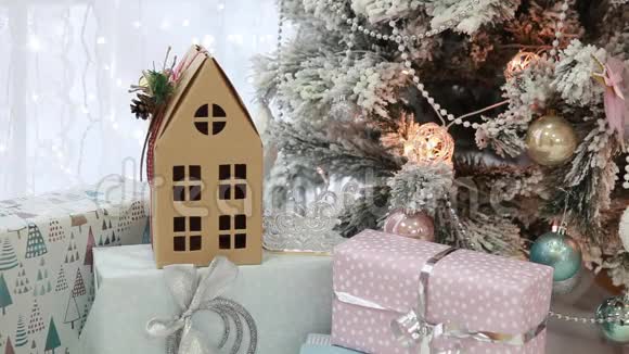 在喜庆的室内装饰物和灯光的背景下提供纸板和新年礼物视频的预览图
