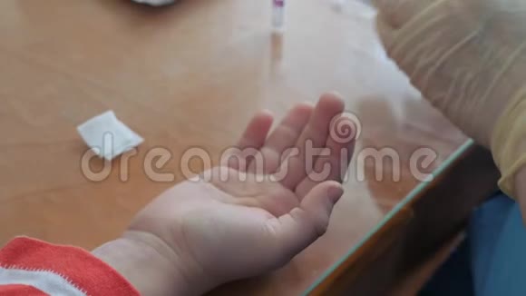 护士在医学实验室从孩子的手指上取血从手指上取样的血液进入试管视频的预览图