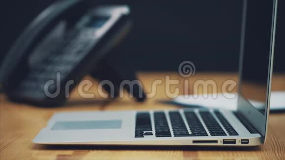 做生意的女人一个人使用笔记本电脑在办公室的办公桌上加班视频的预览图