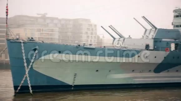 泰晤士河上的一艘战舰视频的预览图