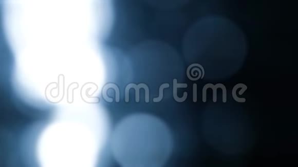 蓝色模糊bokeh灯背景抽象的火花视频的预览图