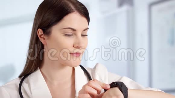 专业女医生在病房使用手机智能手表女医生视频的预览图