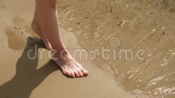 脚在靠近水的沙子上海滩夏日晴天视频的预览图