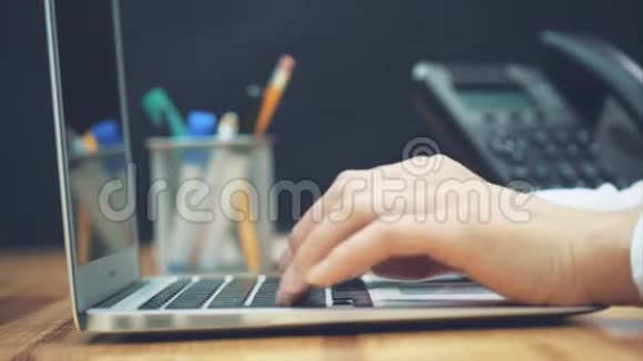 做生意的女人一个人使用笔记本电脑在办公室的办公桌上加班在工作的时候视频的预览图